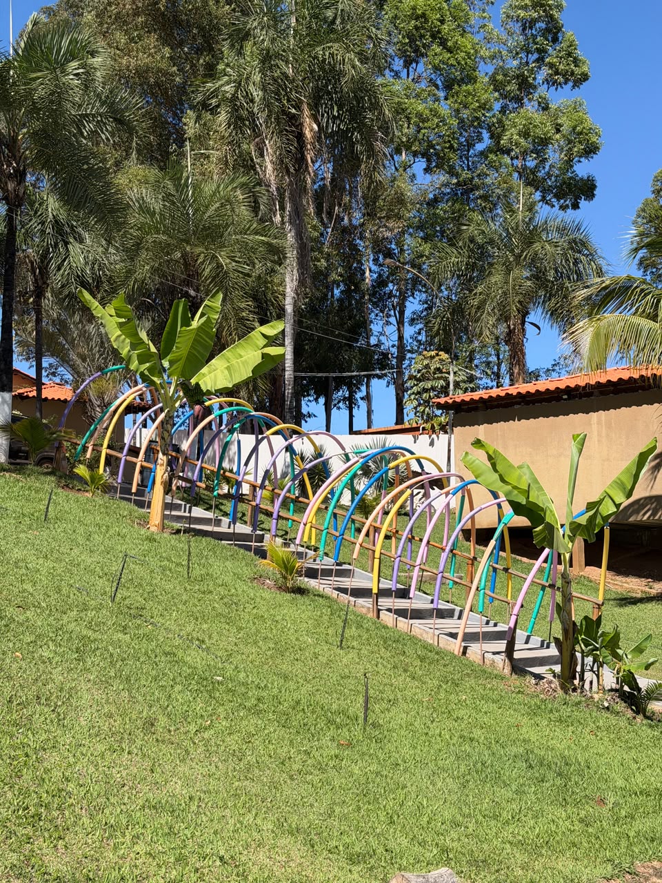 Caminho colorido entre os jardins do rancho